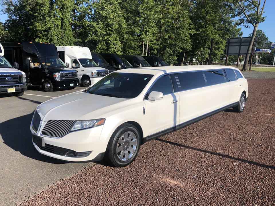 Lincoln-MKT-White-Epic-Party-Bus-01